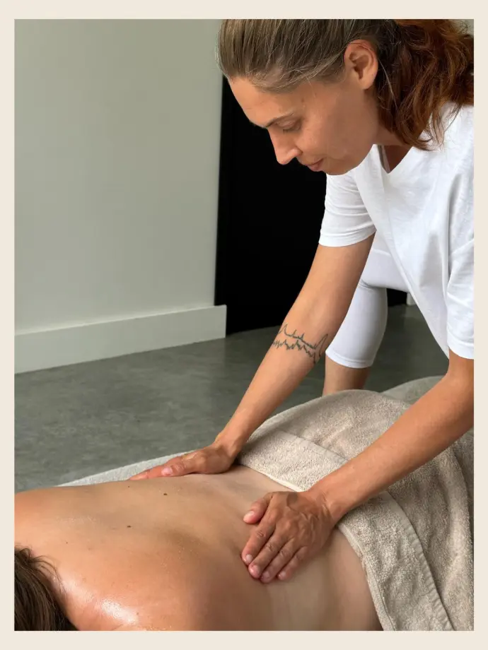 Illustration d'un massage Abhyanga