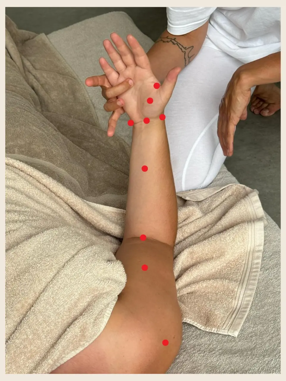 Illustration des points marma sur un bras